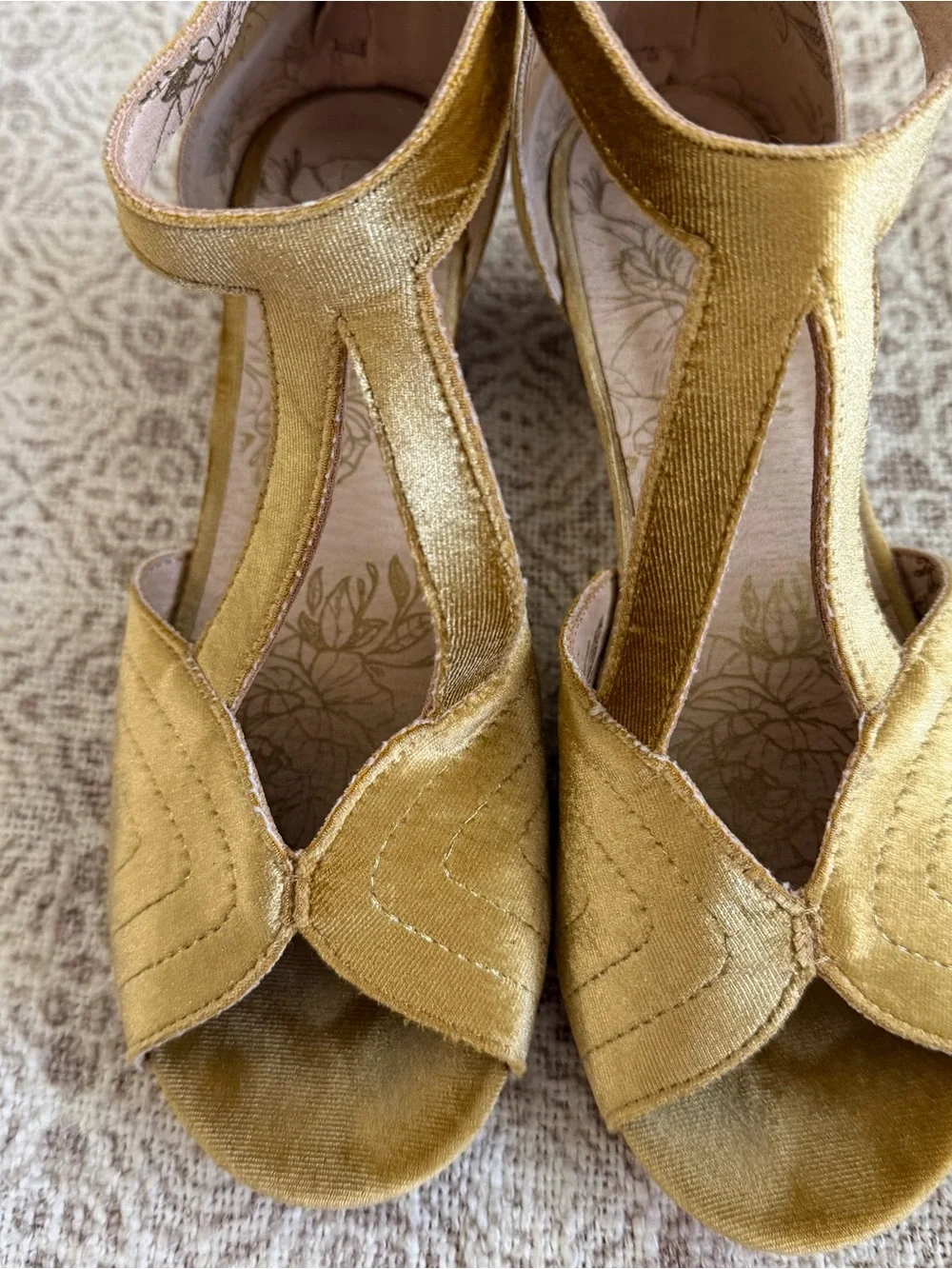 Joyfolie Orelia Velvet Heels In Honey